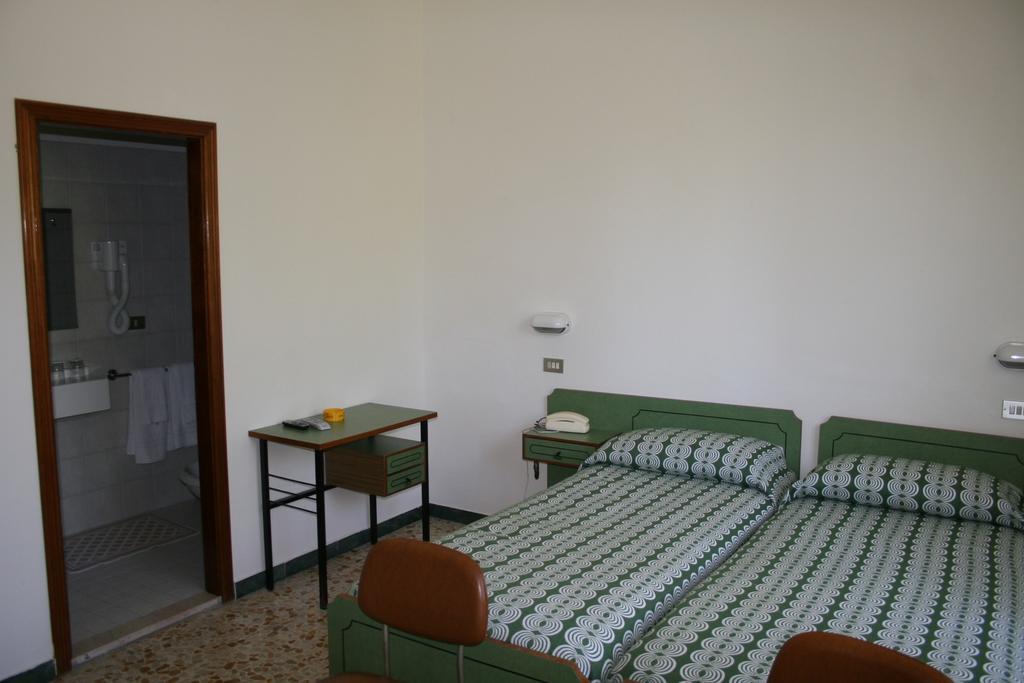 Albergo Da Siro Misano Adriatico Pokoj fotografie